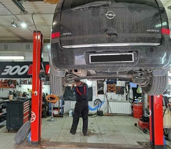 Автомобиль на подъёмнике